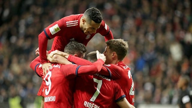 Mit dem 3:0-Sieg bei Eintracht Frankfurt hat der FC Bayern München die Jagd auf die Tabellenführung aufgenommen. Mit dem 3:0-Sieg bei Eintracht Frankfurt hat der FC Bayern München die Jagd auf die Tabellenführung aufgenommen.