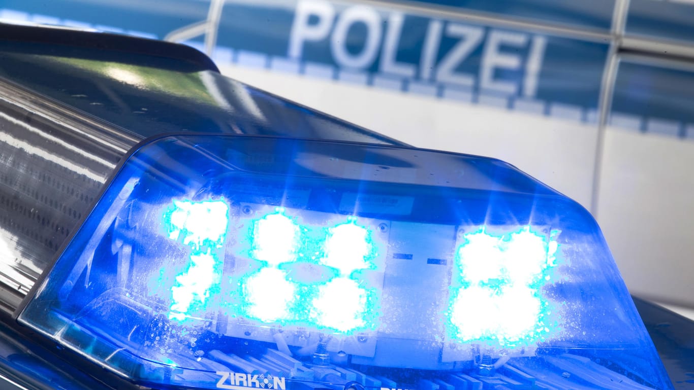 Ein Polizei-Blaulicht: In Nordhessen sind zwei Fußgänger von einem Auto erfasst worden.