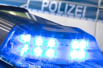 Ein Polizei-Blaulicht: In Nordhessen sind zwei Fußgänger von einem Auto erfasst worden.