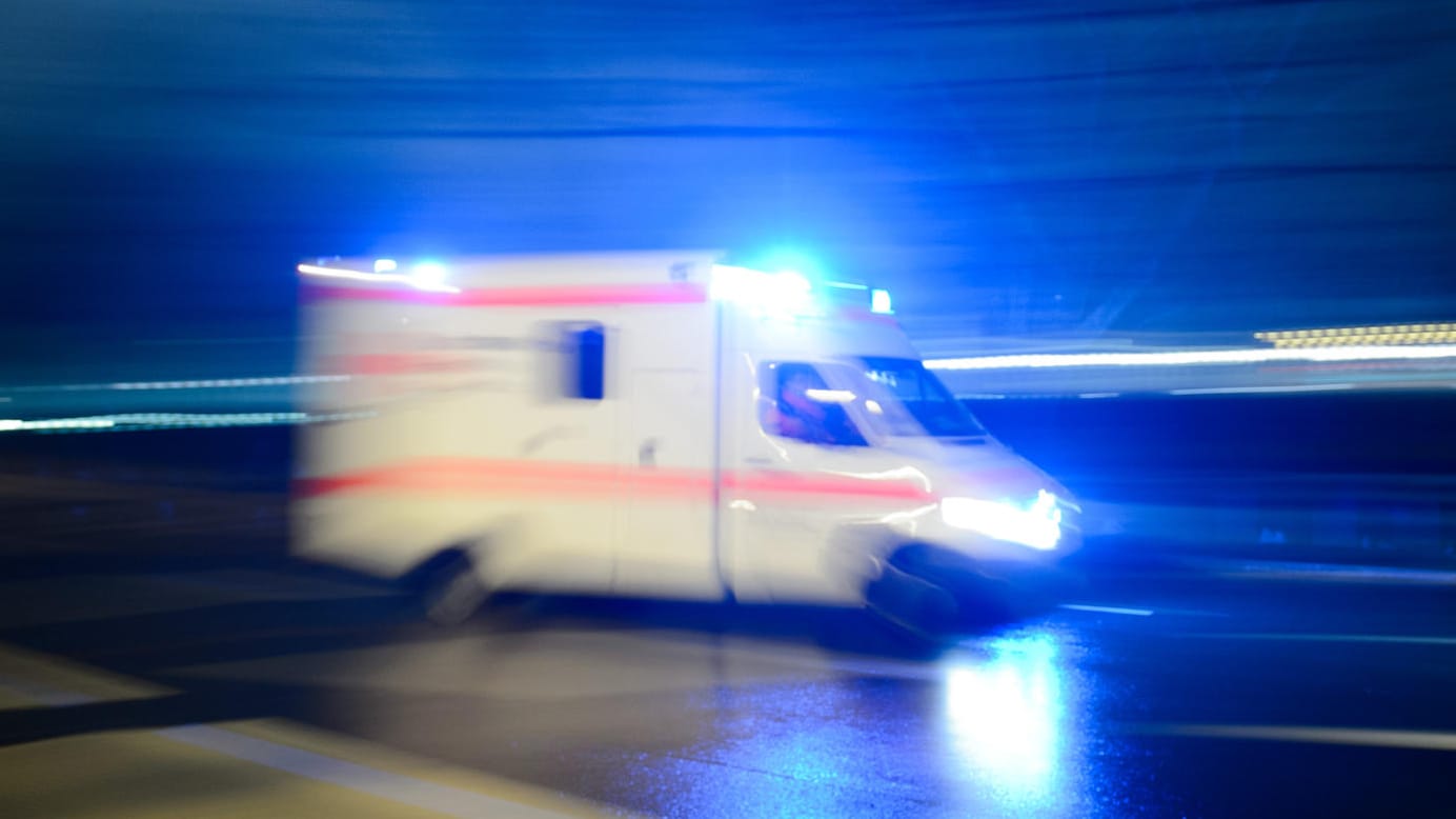 Ein Rettungswagen im Einsatz: Bei Cuxhaven sind ein Vater und ein Kleinkind bei einem Unfall ums Leben gekommen. Ein Rettungswagen im Einsatz: Bei Cuxhaven sind ein Vater und ein Kleinkind bei einem Unfall ums Leben gekommen.