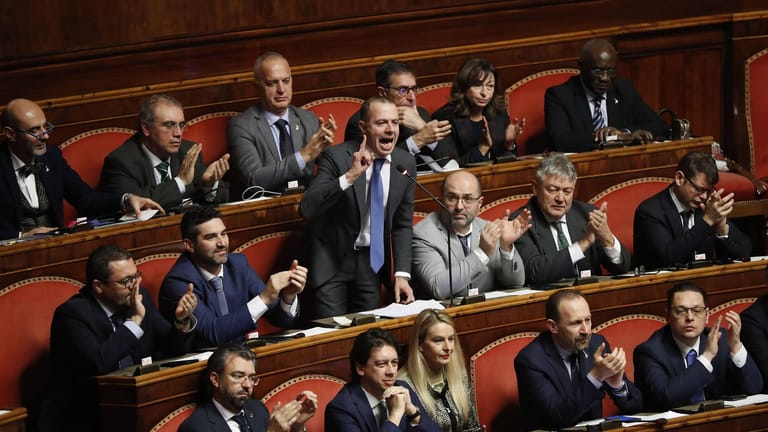 Der italienische Senat hat den neuen Haushalt des Landes abgenickt.