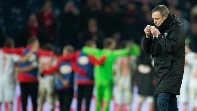 Hannovers Trainer Andre Breitenreiter streicht den Spielern doch nicht wie zuvor angedroht den Weihnachtsurlaub. Hannovers Trainer Andre Breitenreiter streicht den Spielern doch nicht wie zuvor angedroht den Weihnachtsurlaub.