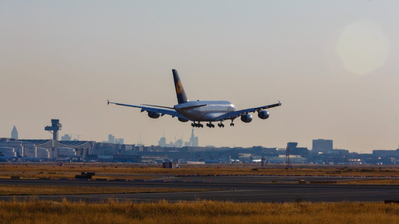 Eine Lufthansa-Maschine im Landeanflug (Symbolfoto): Eigentlich sollte der Flug aus Dänemark in Frankfurt enden.