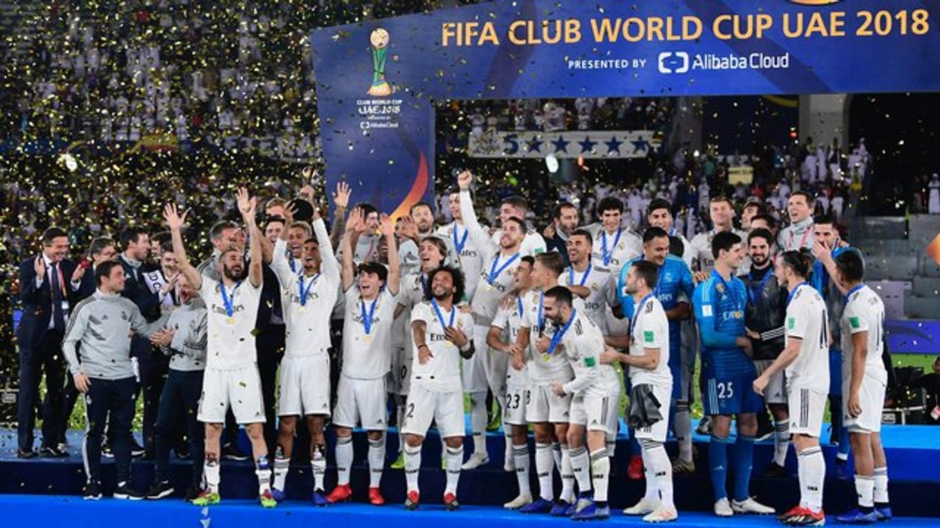 Die Spieler von Real Madrid feiern mit der Trophäe den Sieg im Finale der Club-WM.