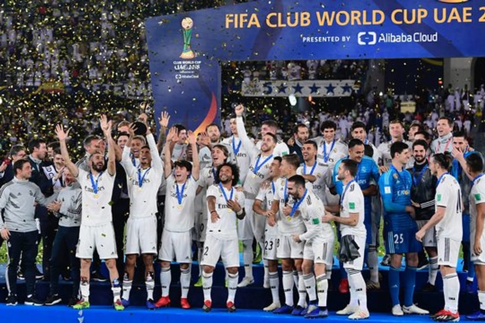 Die Spieler von Real Madrid feiern mit der Trophäe den Sieg im Finale der Club-WM.