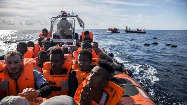 Vor Libyen rettet die spanischen Hilfsorganisation Proactiva Open Arms Migranten aus dem Mittelmeer. Vor Libyen rettet die spanischen Hilfsorganisation Proactiva Open Arms Migranten aus dem Mittelmeer.