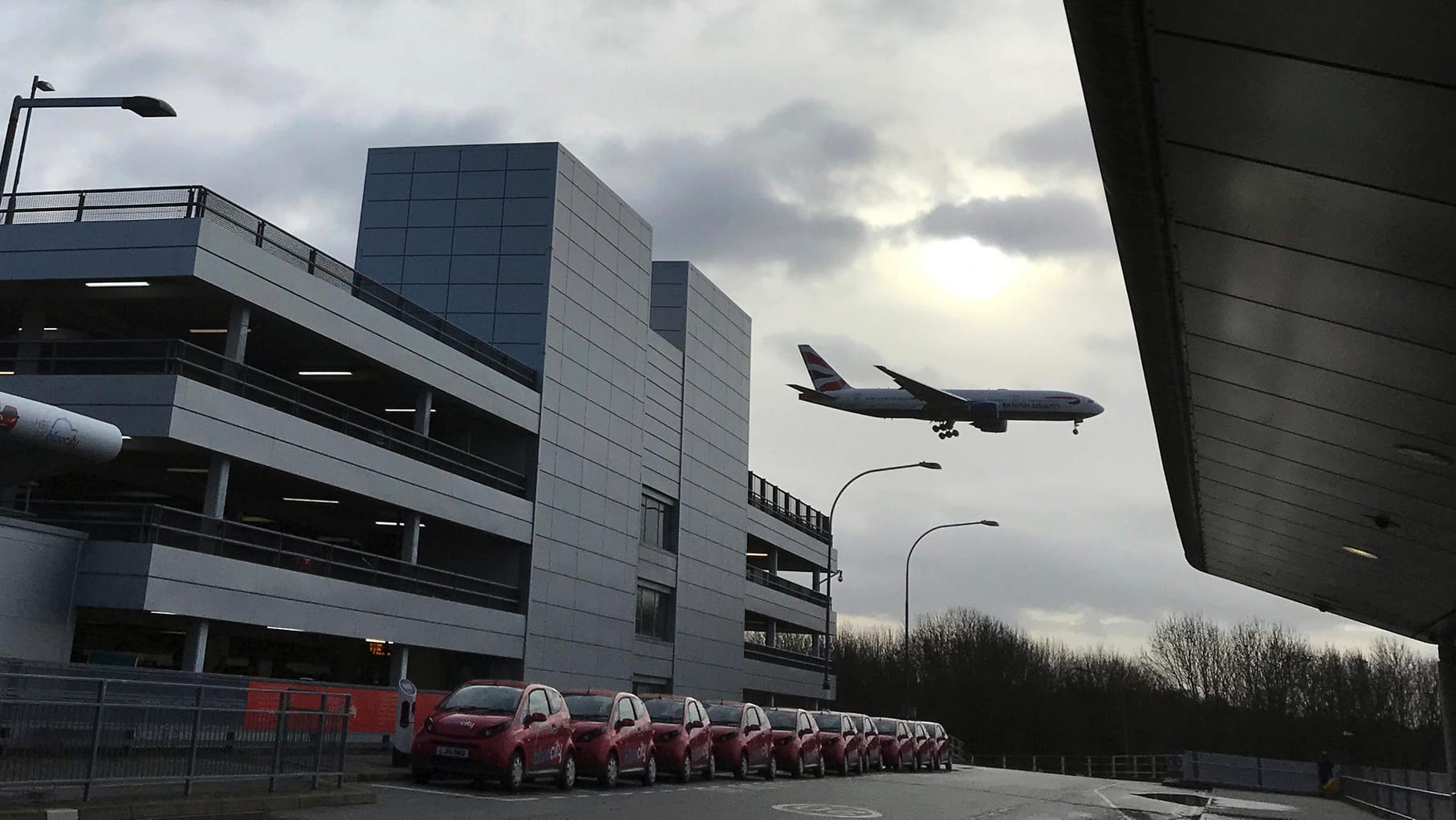 Flughafen Gatwick: Eine bislang rätselhafte Störaktion mit Drohnen hatte zum Ausfall hunderter Flüge geführt. Flughafen Gatwick: Eine bislang rätselhafte Störaktion mit Drohnen hatte zum Ausfall hunderter Flüge geführt.