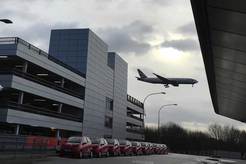 Flughafen Gatwick: Eine bislang rätselhafte Störaktion mit Drohnen hatte zum Ausfall hunderter Flüge geführt.
