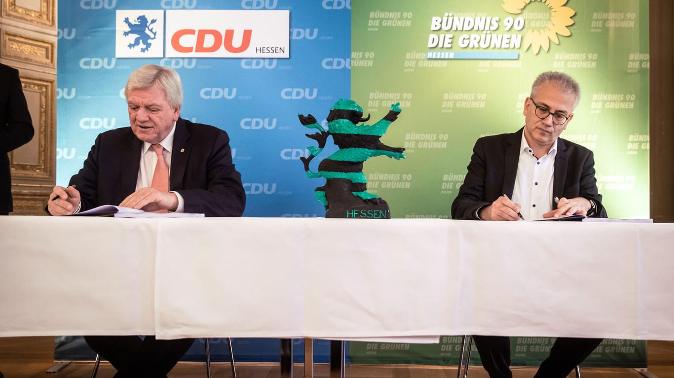 Volker Bouffier (l.) und Tarek Al-Wazir (r.): In Hessen unterzeichneten die beiden Politiker den neuen Koalitonsvertrag zwischen CDU und Grünen.