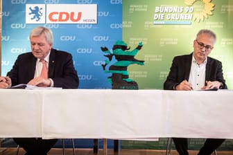 Volker Bouffier (l.) und Tarek Al-Wazir (r.): In Hessen unterzeichneten die beiden Politiker den neuen Koalitonsvertrag zwischen CDU und Grünen.