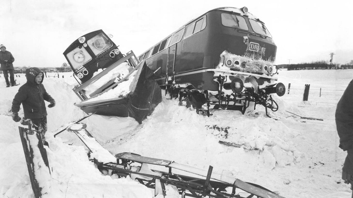 Schleswig-Holstein Ende Dezember 1978: Während der Schneekatastrophe kam es auch zu diesem Zusammenprall eines Triebwagen mit einer Dieselllok.