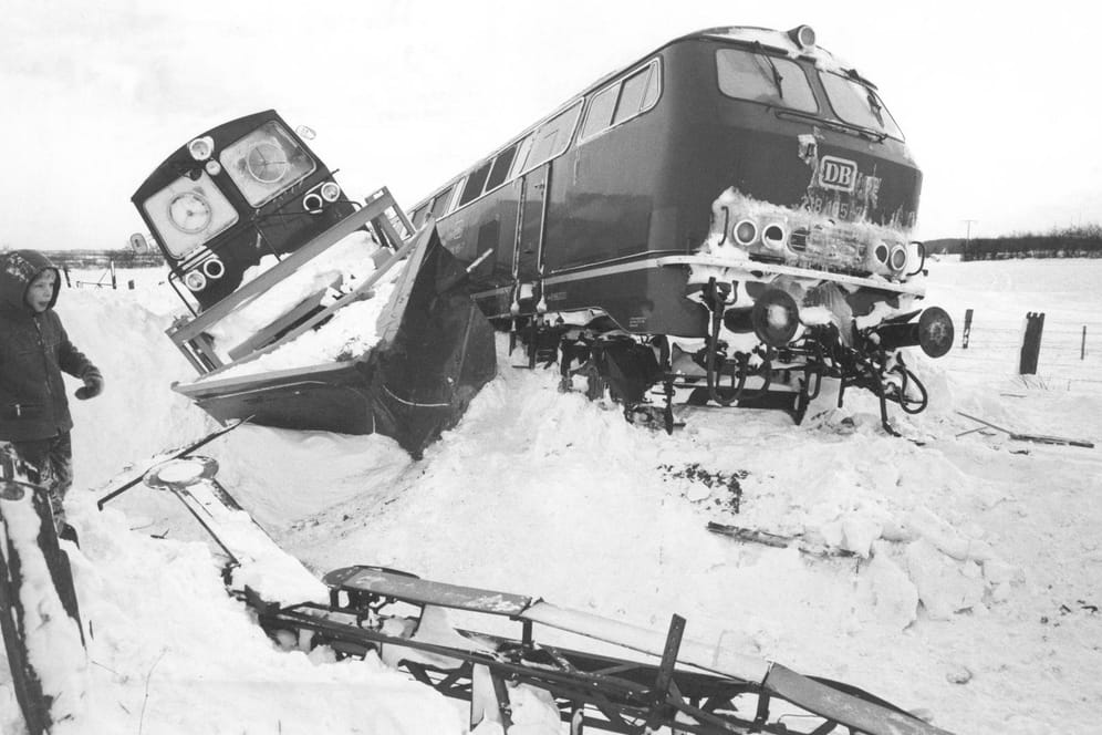 Schleswig-Holstein Ende Dezember 1978: Während der Schneekatastrophe kam es auch zu diesem Zusammenprall eines Triebwagen mit einer Dieselllok.