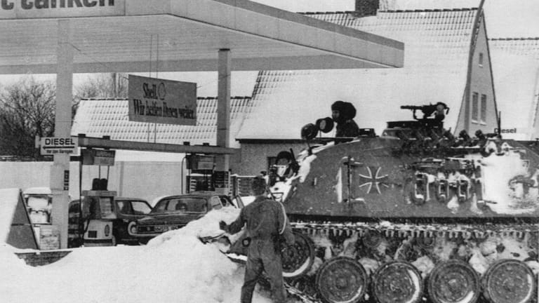Umgebung von Neumünster: Auch die Bundeswehr setzte Soldaten und Gerät während der Schneekatastrophe ein.