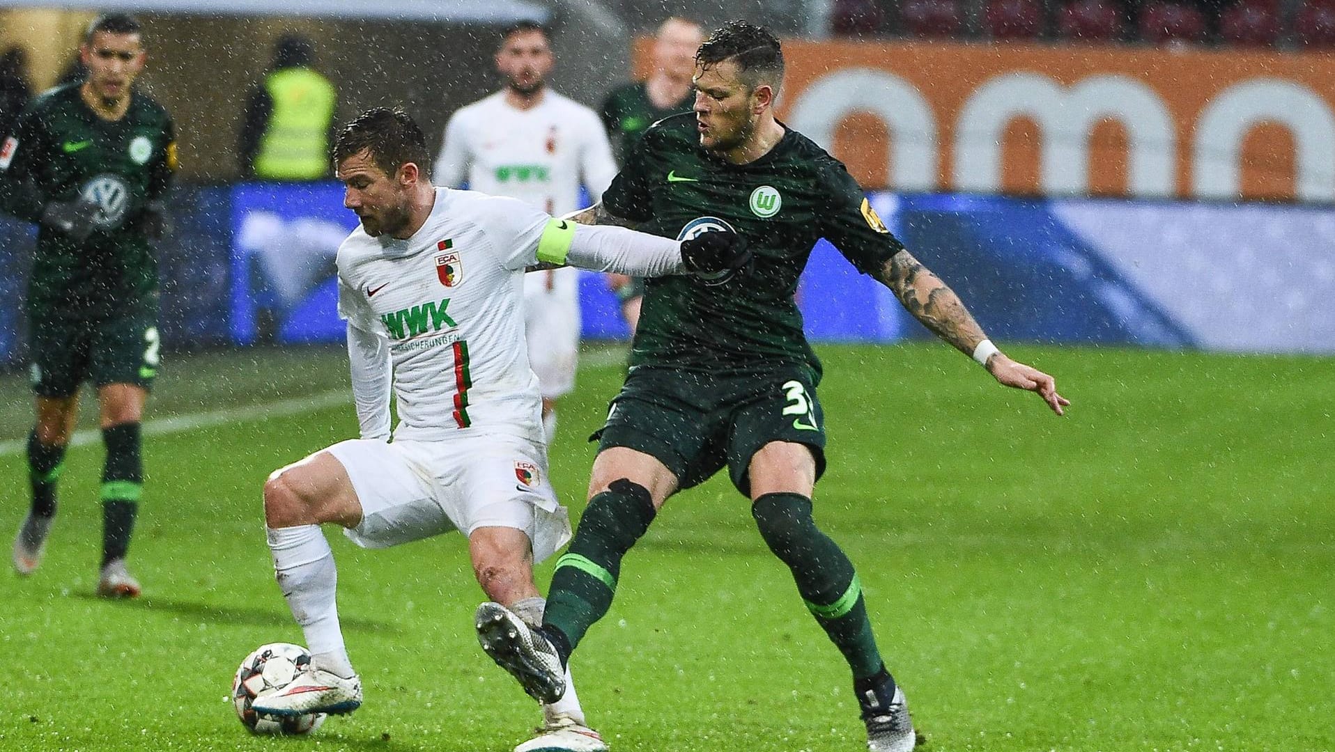Daniel Baier (l.) im Zweikampf mit Wolfsburgs Ginczek.