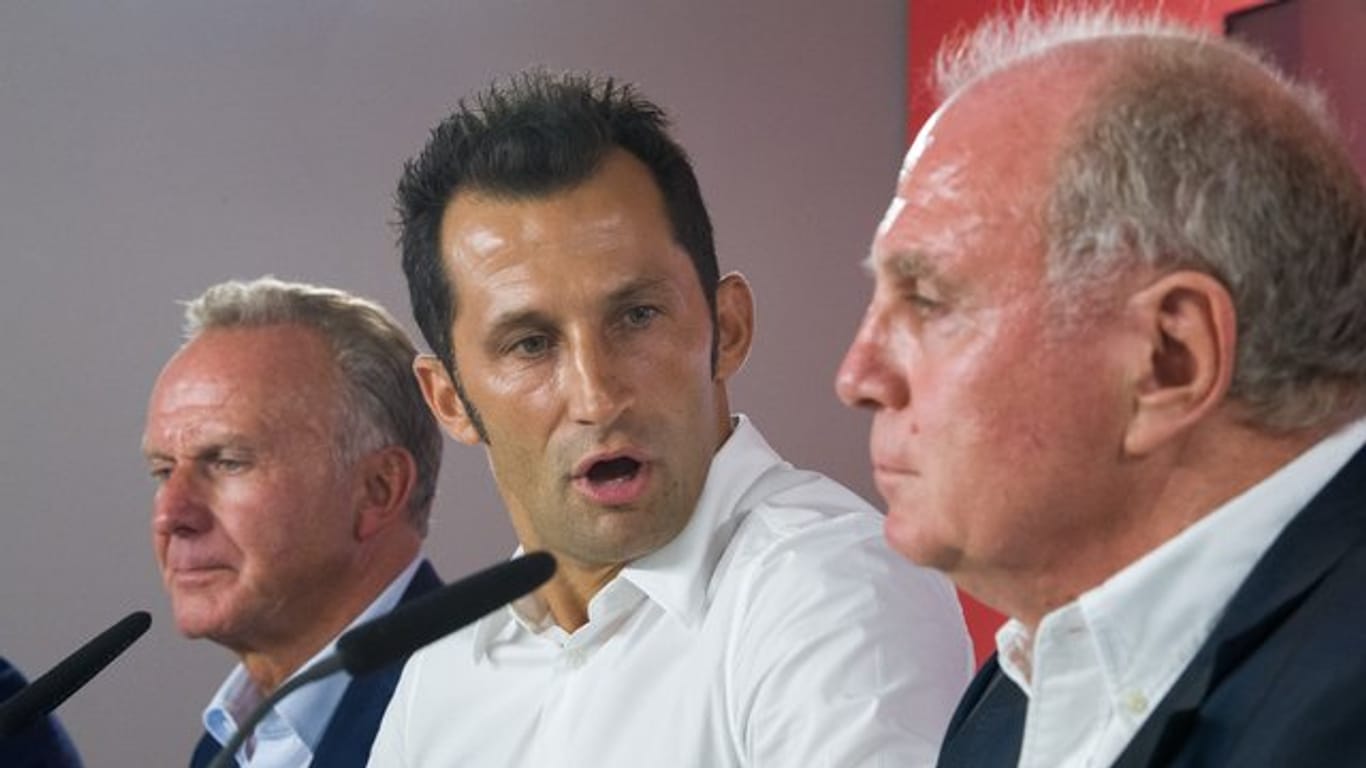 Bayerns Sportdirektor Hasan Salihamidzic (M) bei einer Pressekonferenz mit Uli Hoeneß (r) und Karl-Heinz Rummenigge.