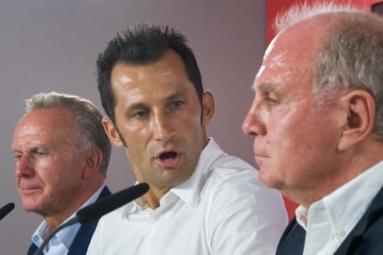 Bayerns Sportdirektor Hasan Salihamidzic (M) bei einer Pressekonferenz mit Uli Hoeneß (r) und Karl-Heinz Rummenigge.