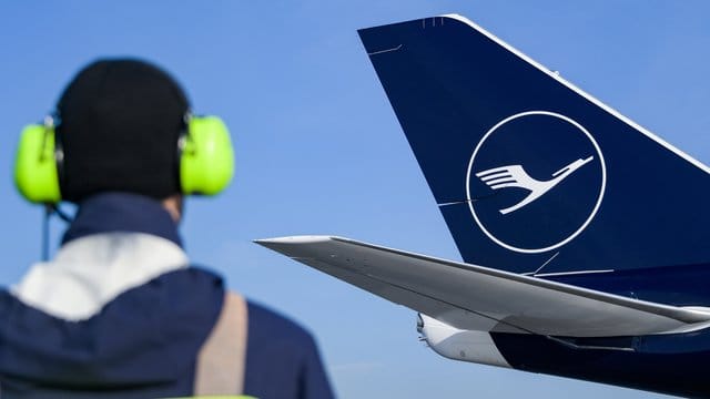 In Hamburg untersuchten Einsatzkräfte der Feuerwehr den Innenraum, konnten den Flieger jedoch nach wenigen Minuten wieder freigeben. In Hamburg untersuchten Einsatzkräfte der Feuerwehr den Innenraum, konnten den Flieger jedoch nach wenigen Minuten wieder freigeben.