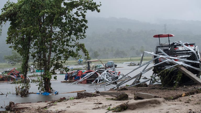 Indonesien: Nach dem Tsunami liegen Trümmer in der Landschaft umher.