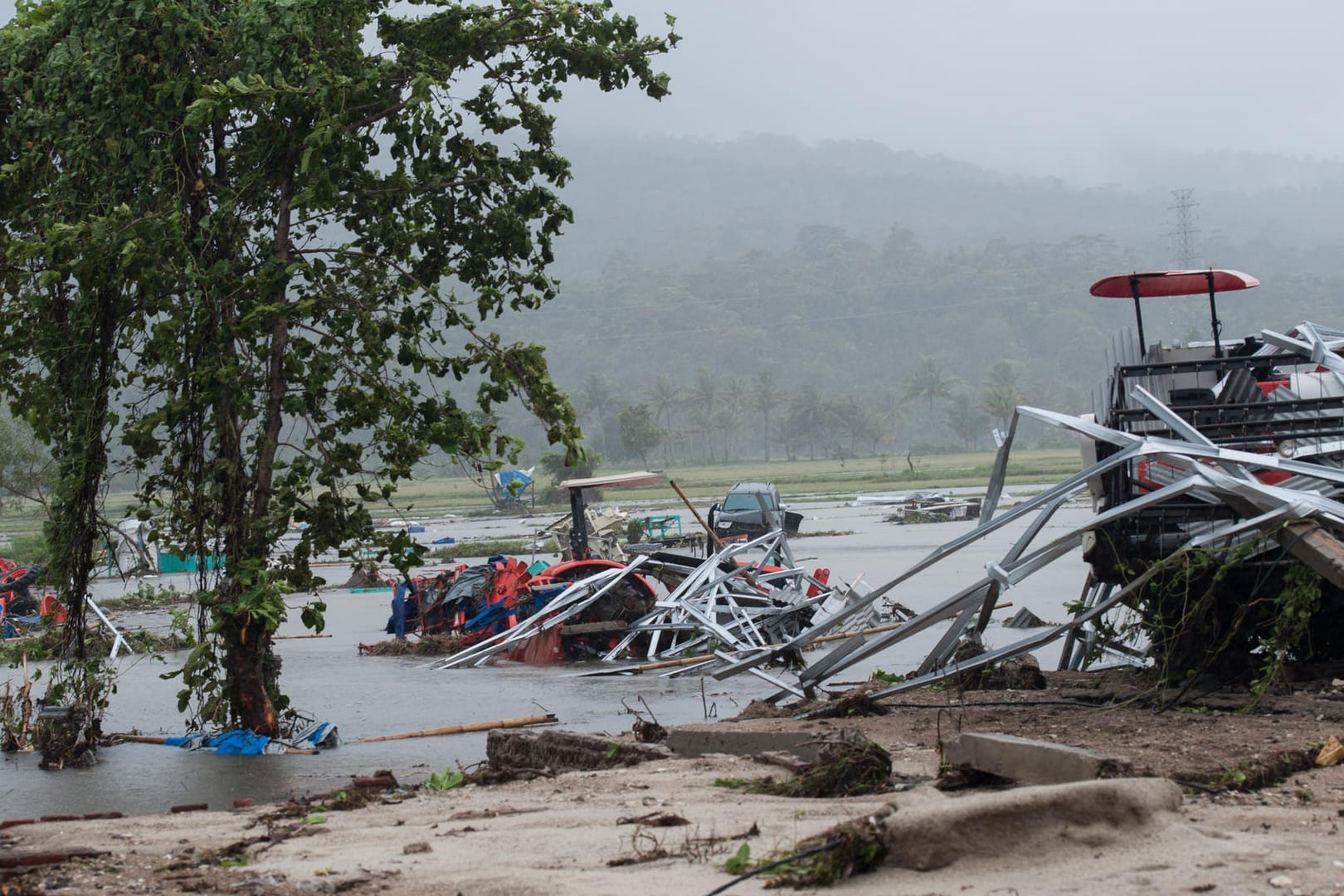 Indonesien: Nach dem Tsunami liegen Trümmer in der Landschaft umher.