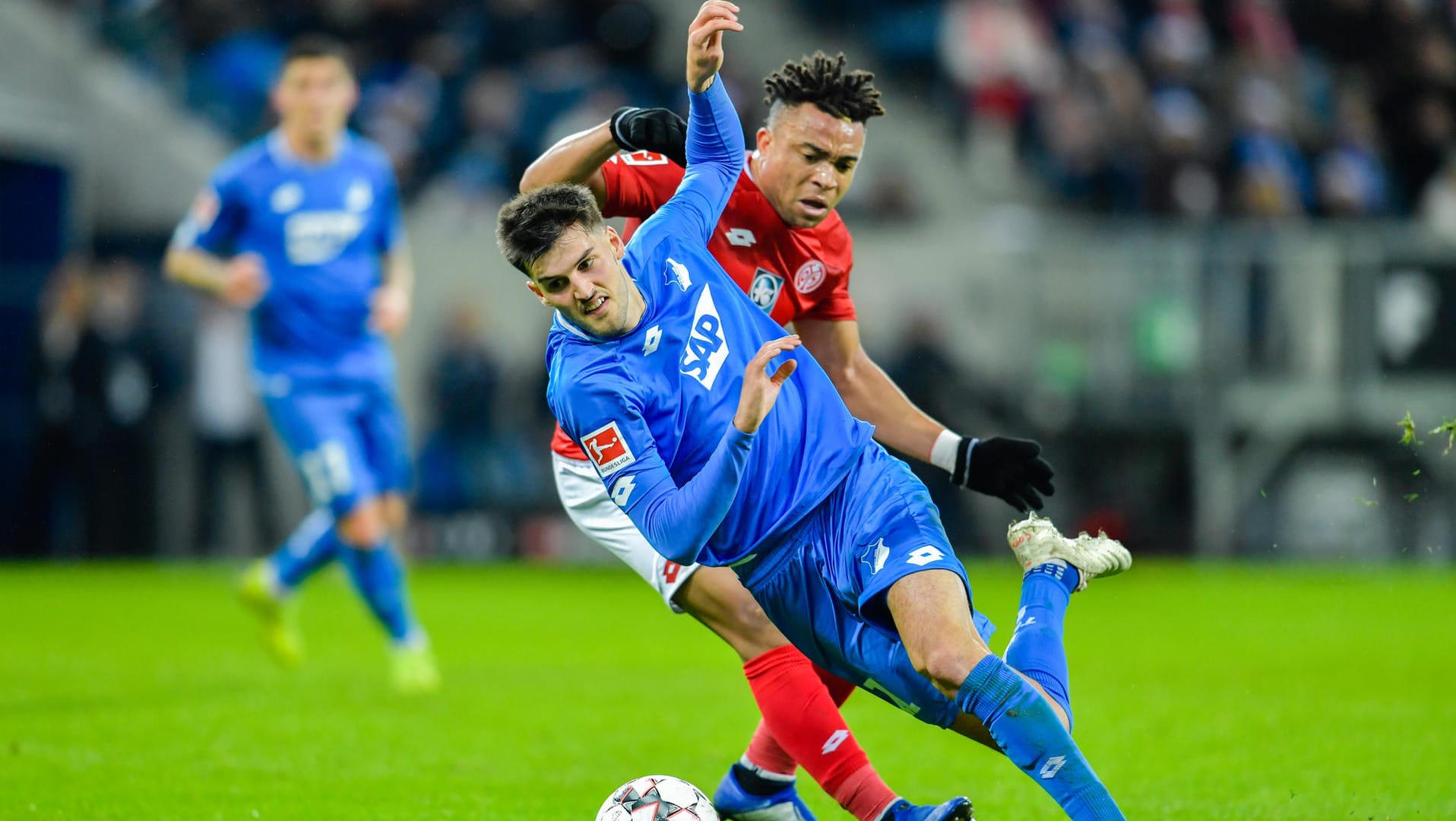 Florian Grillitsch (vorne) im Duell mit Pierre Kunde.