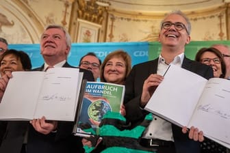 Prima Klima bei Schwarz-Grün: Der hessische Ministerpräsident Volker Bouffier (l, CDU) und Wirtschaftsminister Tarek Al-Wazir (Grüne) mit dem unterzeichneten Koalitionsvertrag.