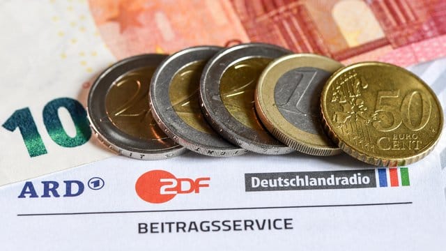 Jeder Haushalt muss monatlich den Rundfunkbeitrag zahlen.