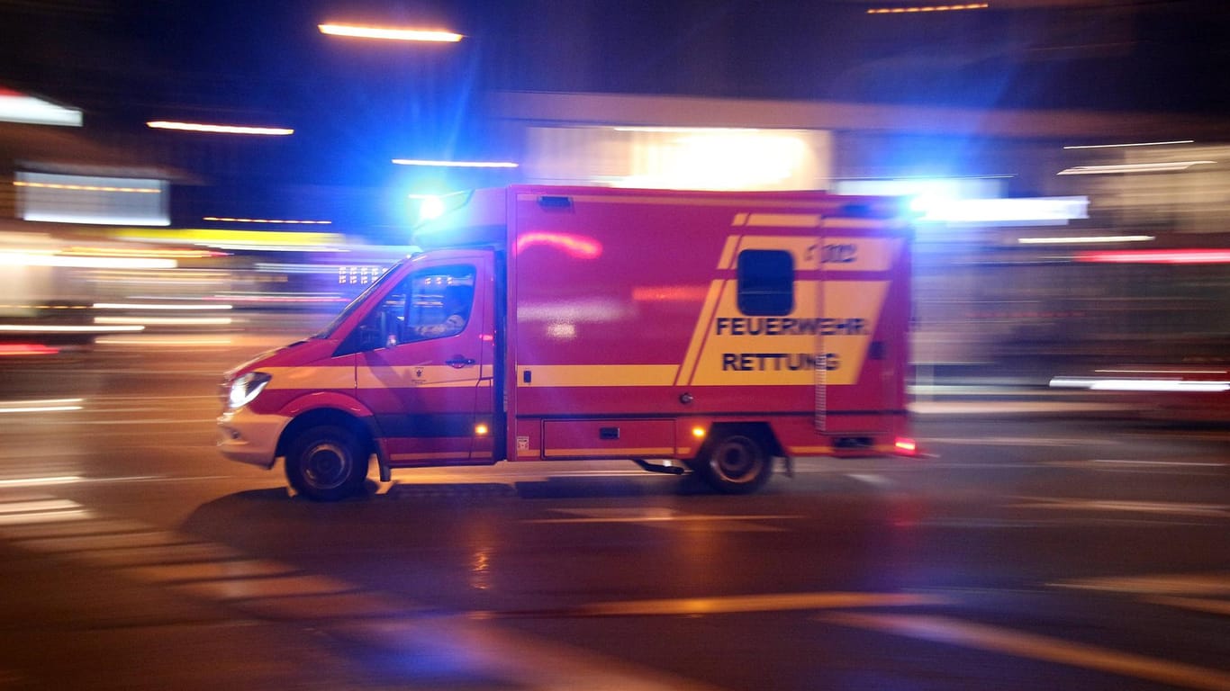 Ein Rettungswagen im Einsatz (Symbolfoto): Der Unfallverursacher wurde leicht verletzt, seine beiden Mitfahrer kamen mit schweren Verletzungen ins Krankenhaus.