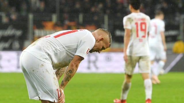 FCA-Profi Jonathan Schmid nach der Heimpleite gegen Wolfsburg.