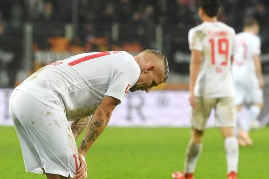 FCA-Profi Jonathan Schmid nach der Heimpleite gegen Wolfsburg.