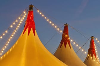 Ein Zirkuszelt: Bei einer Vorstellung in Remscheid ist eine Hochseilakrobatin acht Meter in die Tiefe gestürzt.