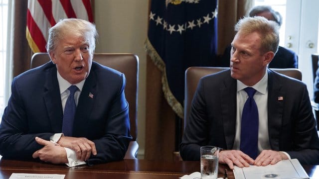 Der zukünftige Verteidigungsminister Patrick Shanahan sitzt während einer Kabinettssitzung neben Donald Trump. Der zukünftige Verteidigungsminister Patrick Shanahan sitzt während einer Kabinettssitzung neben Donald Trump.
