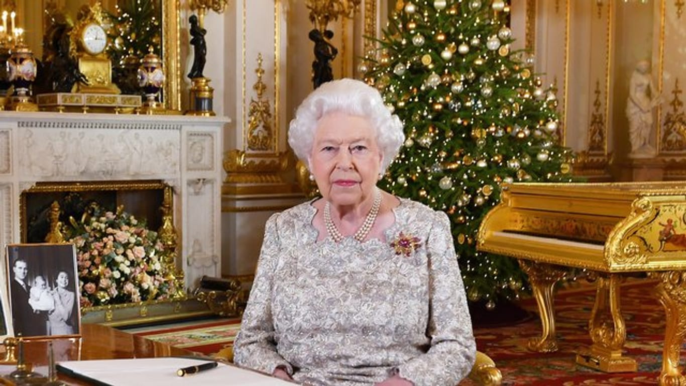 Die Queen nach der Aufzeichnung der Weihnachtsbotschaft im White Drawing Room im Buckingham-Palast.