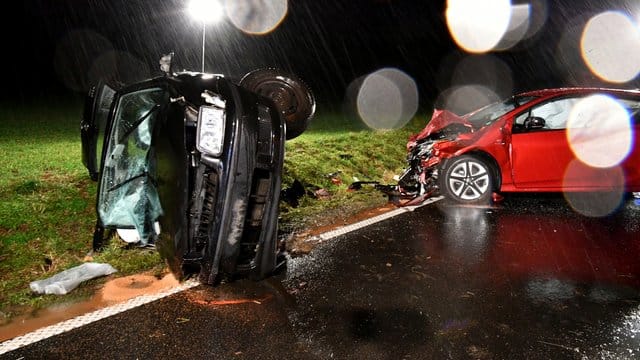 Die Wracks zweier Autos stehen nach einem Zusammenstoß auf der L 3195. Die Wracks zweier Autos stehen nach einem Zusammenstoß auf der L 3195.