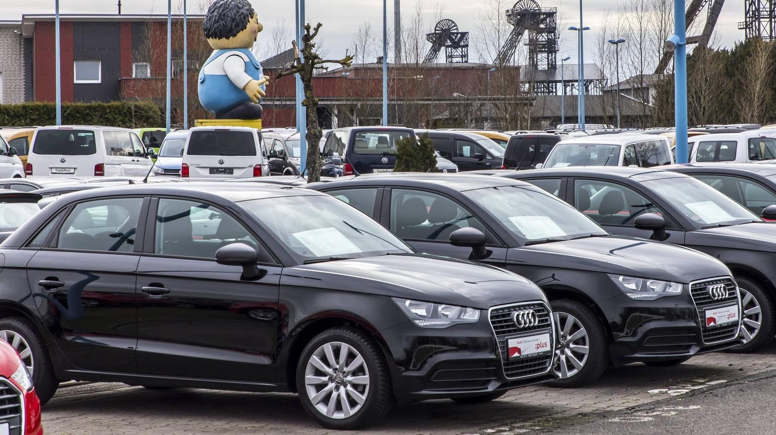 Der Parkplatz eines Autohändler (Symbolfoto): Hier wollte der Dieb ein Auto klauen. Der Parkplatz eines Autohändler (Symbolfoto): Hier wollte der Dieb ein Auto klauen.