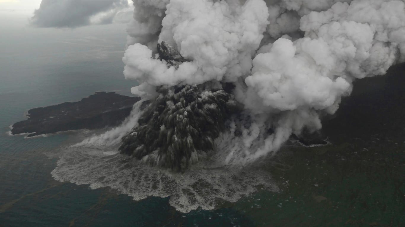 Der Vulkan Krakatau in der Sundastraße: Der Ausbruch ließ den Krater kollabieren und löste einen Tsunami aus.