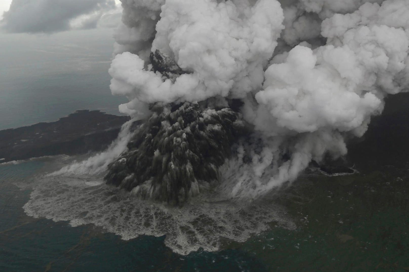Der Vulkan Krakatau in der Sundastraße: Der Ausbruch ließ den Krater kollabieren und löste einen Tsunami aus.