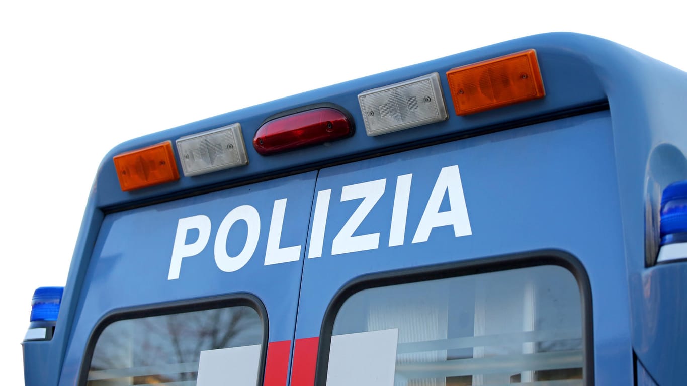 Italienisches Polizei-Auto: Ermittler nahmen unweit von Rom einen Mann fest, der verdächtigt wird für den Tod eines Zweijährigen verantwortlich zu sein.