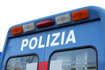 Italienisches Polizei-Auto: Ermittler nahmen unweit von Rom einen Mann fest, der verdächtigt wird für den Tod eines Zweijährigen verantwortlich zu sein.