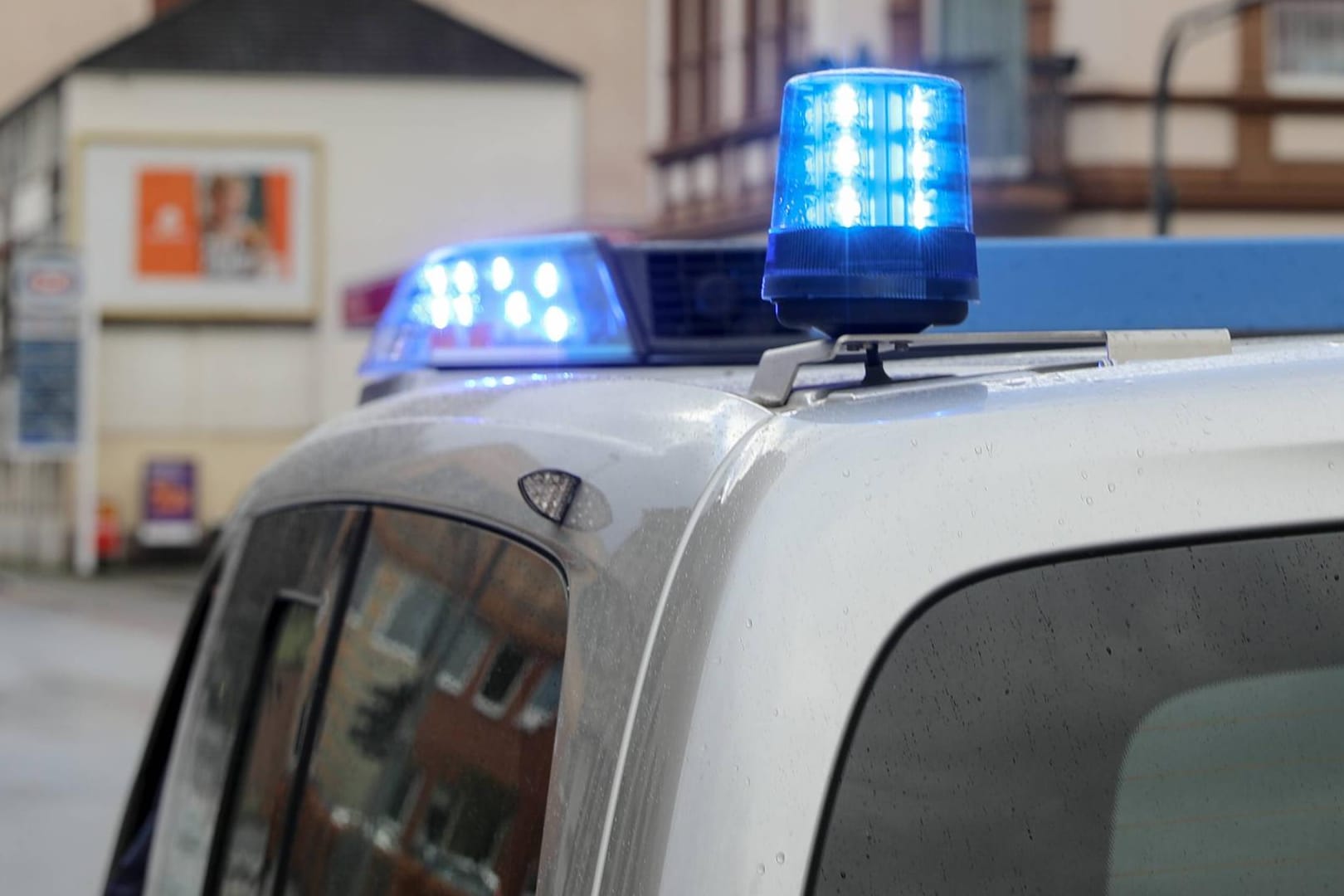 Leuchtendes Blaulicht auf einem Einsatzwagen der Polizei: Wie das Ehepaar starb, muss jetzt geklärt werden.