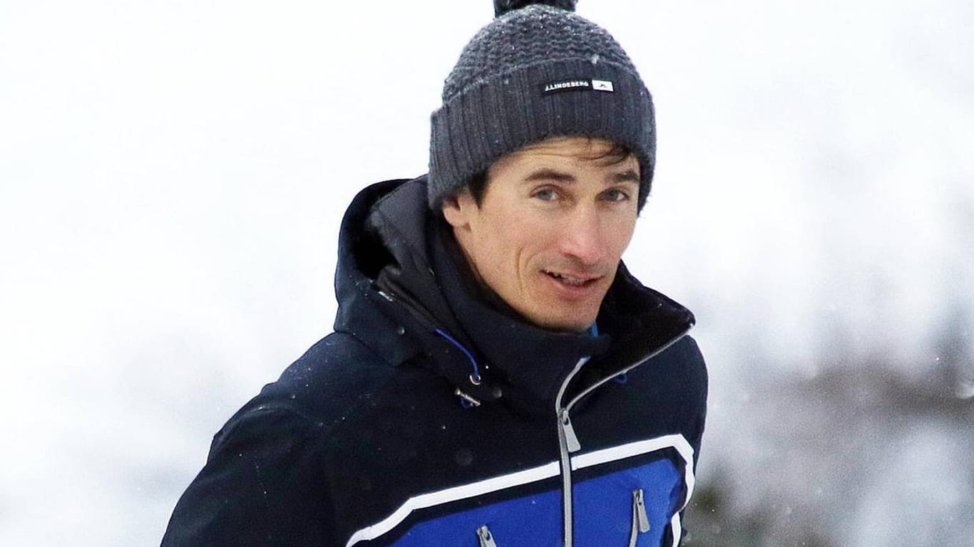 Martin Schmitt gehörte jahrelang zur Weltspitze im Skispringen. Heute ist der Gesamtweltcupsieger, Olympiasieger und Weltmeister u.a. als TV-Experte für Eurosport aktiv.