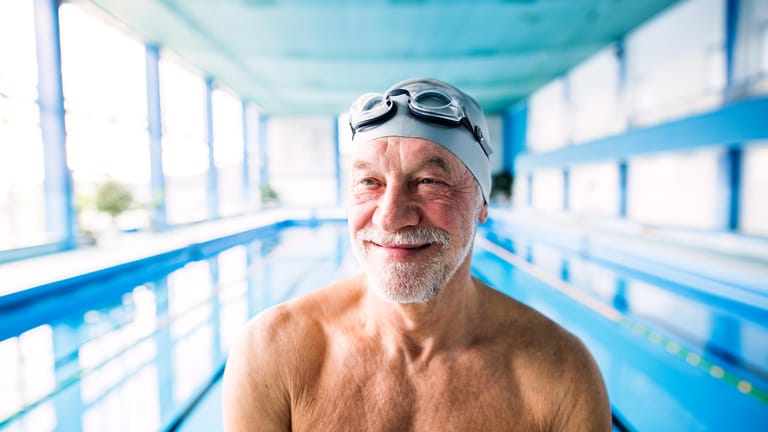 Senior im Schwimmbad: Bei Gelenkproblemen ist Schwimmen eine gute Wahl. Im Wasser lastet weniger Gewicht auf den Gelenken.