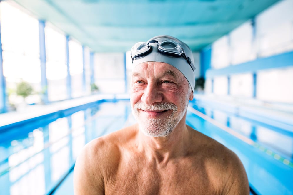 Senior im Schwimmbad: Bei Gelenkproblemen ist Schwimmen eine gute Wahl. Im Wasser lastet weniger Gewicht auf den Gelenken.