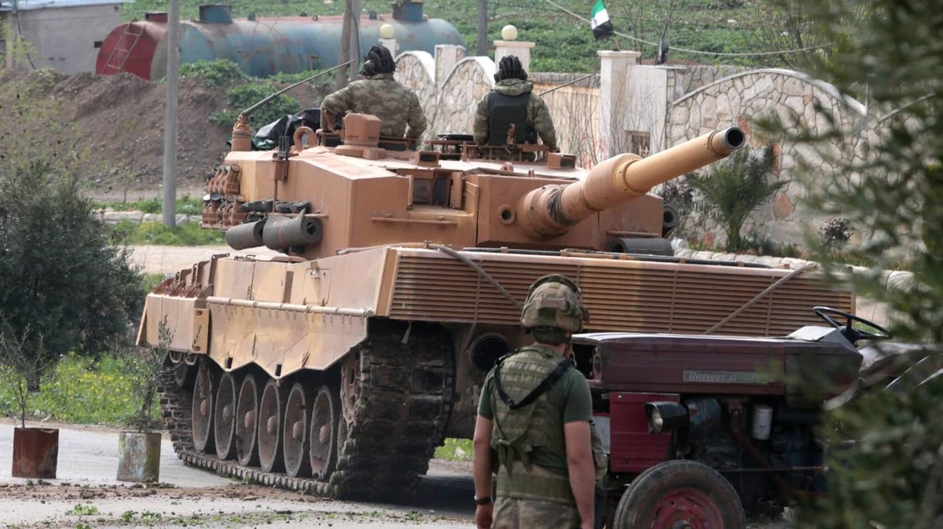 Ein türkischer Panzer in der Provinz Afrin (Symbolbild): Die Türkei bereitet eine Offensive auf die Kurden in Syrien vor.