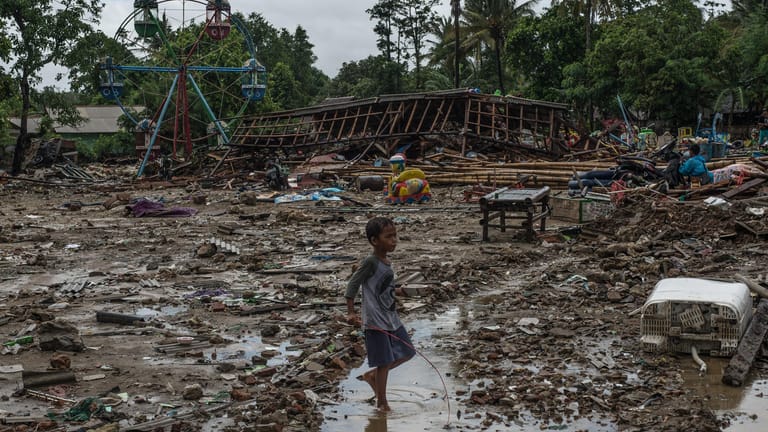 Indonesien, Pandeglang: Ein Junge spielt in einer von einem Tsunami zerstörten Region.