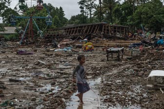 Indonesien, Pandeglang: Ein Junge spielt in einer von einem Tsunami zerstörten Region.