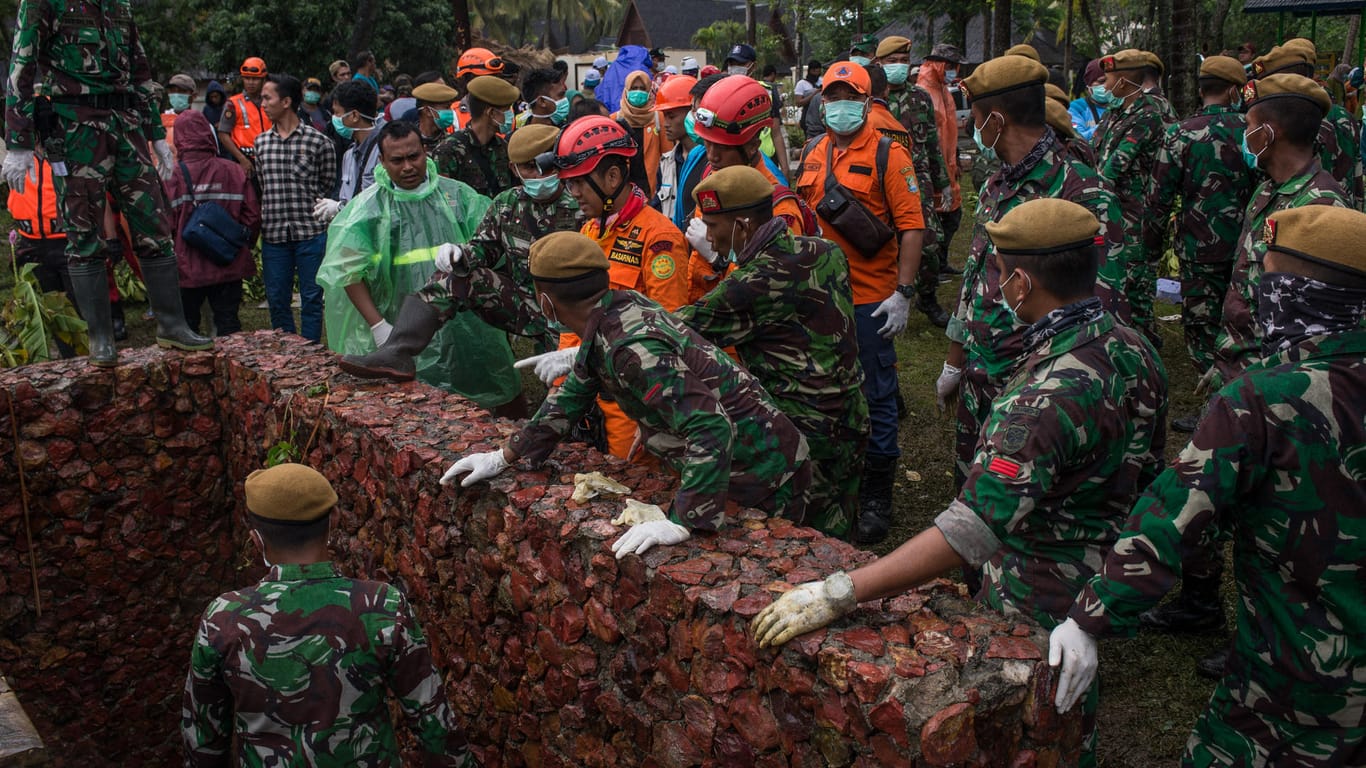 Indonesien, Pandeglang: Rettungskräfte suchen Tsunami-Opfer auf den Gelände des Tanjung Lesung Beach Hotel.