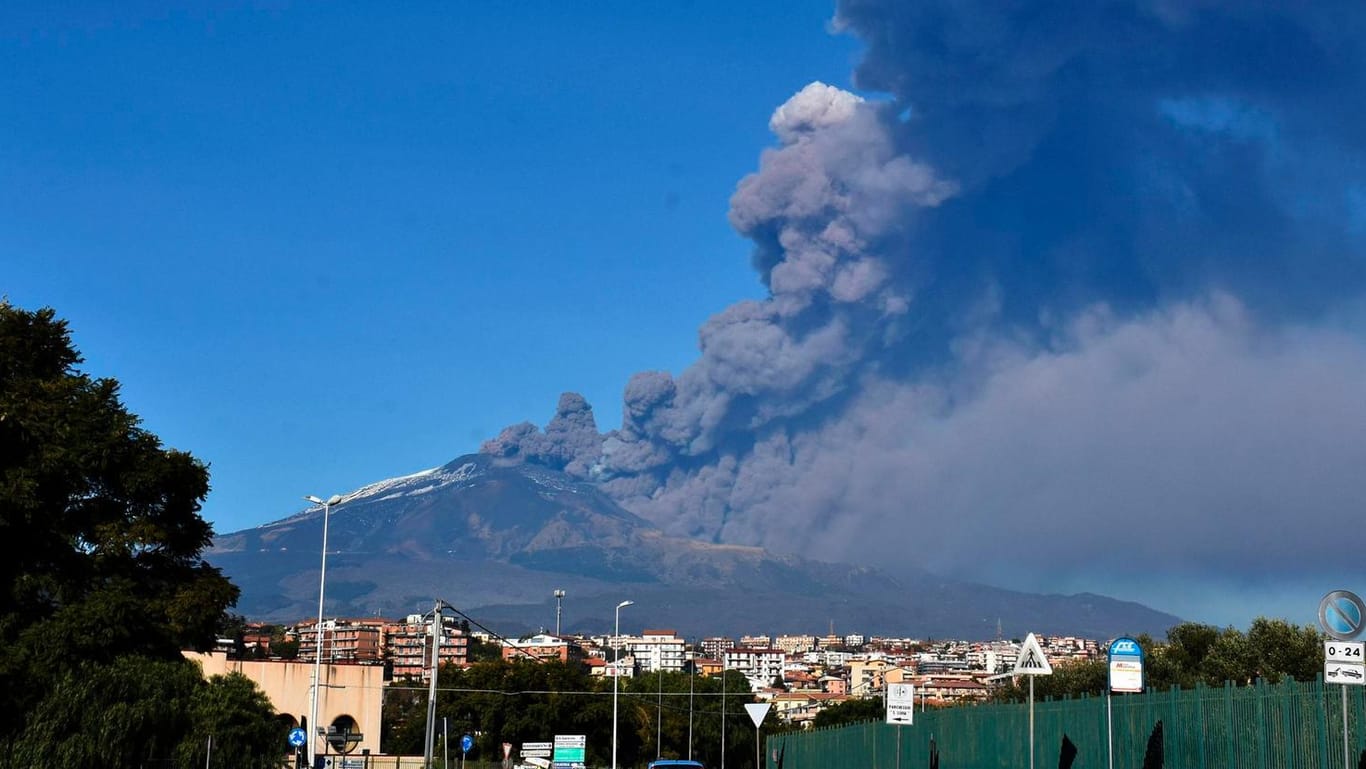 Italien, Catania: Eine dunkle Aschewolke steigt von dem Vulkan Ätna auf. Auf Sizilien ist der Vulkan Ätna wieder ausgebrochen.