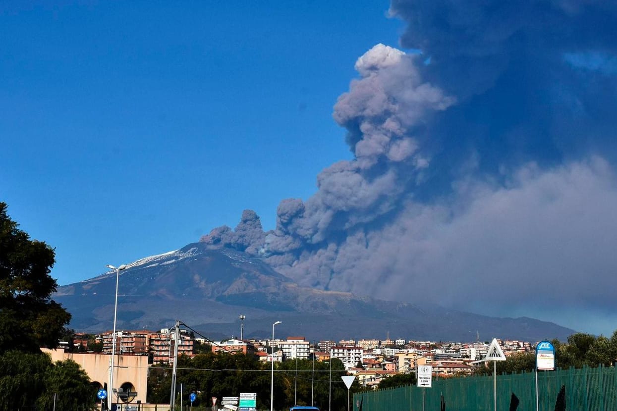Italien, Catania: Eine dunkle Aschewolke steigt von dem Vulkan Ätna auf. Auf Sizilien ist der Vulkan Ätna wieder ausgebrochen.