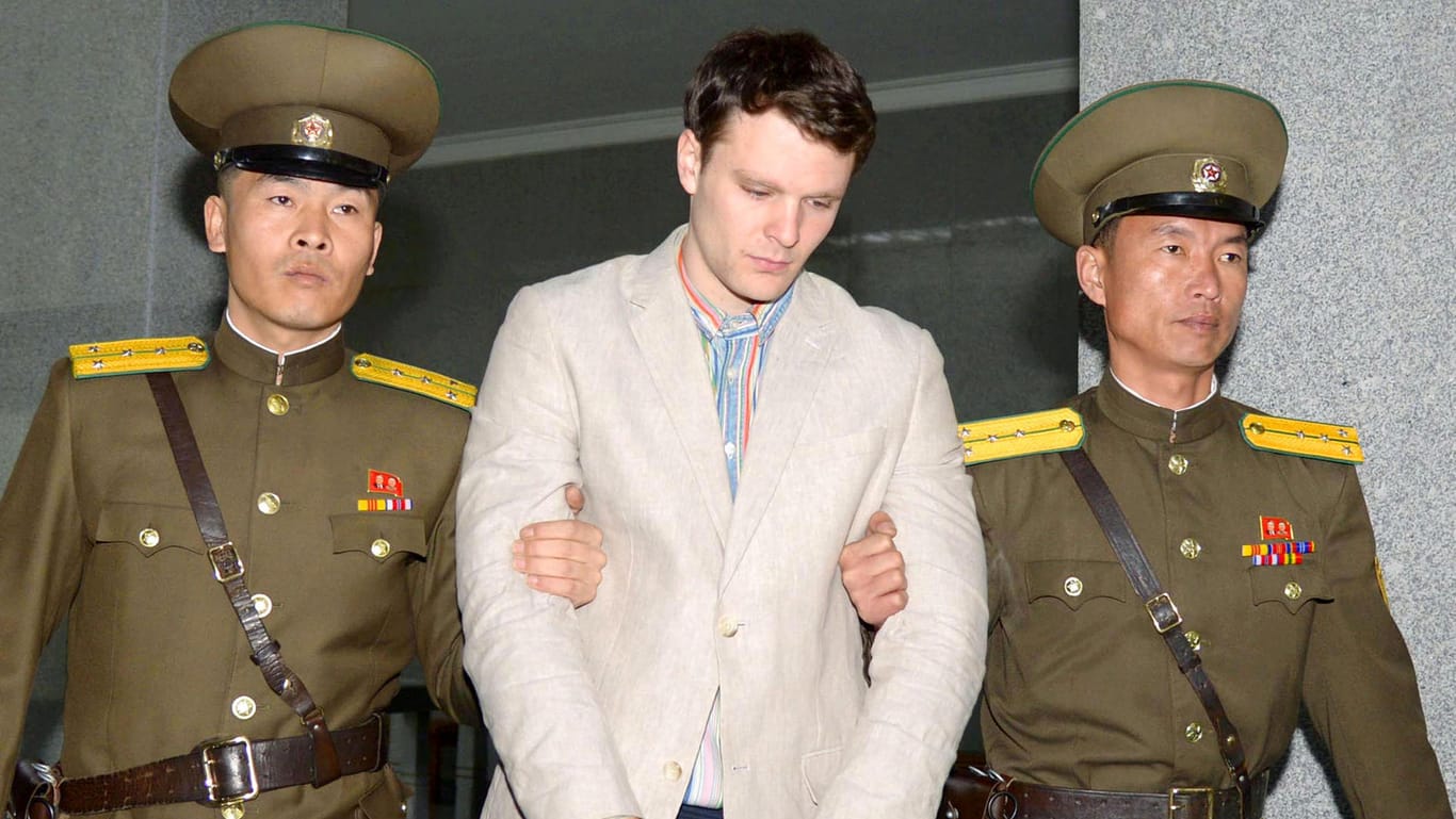 Otto Frederick Warmbier wird von Sicherheitsbeamten vor ein nordkoreanisches Gericht gebracht: Der US-Student starb nach seiner Freilassung aufgrund der Verletzungen, die er bei der Folter erlitten hat.
