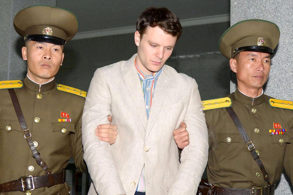 Otto Frederick Warmbier wird von Sicherheitsbeamten vor ein nordkoreanisches Gericht gebracht: Der US-Student starb nach seiner Freilassung aufgrund der Verletzungen, die er bei der Folter erlitten hat.